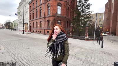 Pîvana giştî: keça bedew ji bo iPhone-ê tê qewirandin û di pisîka xwe de diqelişe. CleoModel